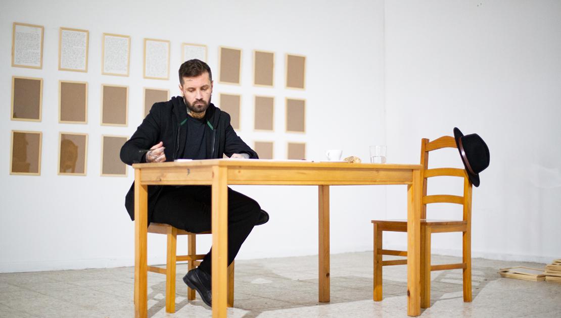 Abel Azcona durante el proceso de escritura en A Casa Branca (©Ramón Yoshimura)