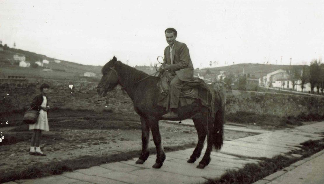 Francisco, do Ultramarinos Leis, repartindo fariña na rúa Basquiños