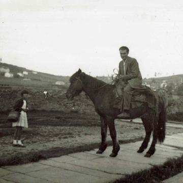 Francisco, do Ultramarinos Leis, repartindo fariña na rúa Basquiños